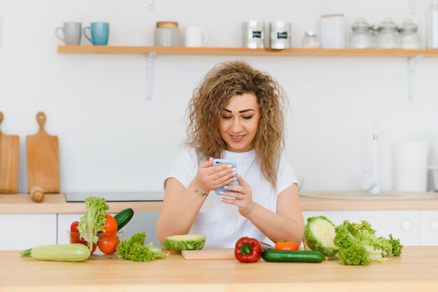 Mujer haciendo ensalada en la cocina.