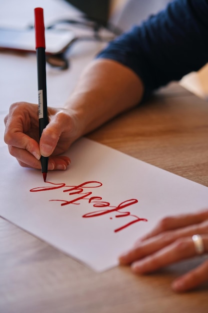 Mujer haciendo estilo de vida de letras