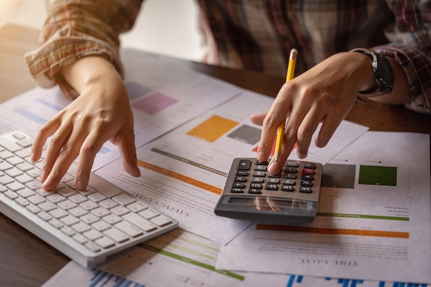 Mujer haciendo finanzas en la oficina de casa con calcular gastos y ahorros financiación ahorrar concepto