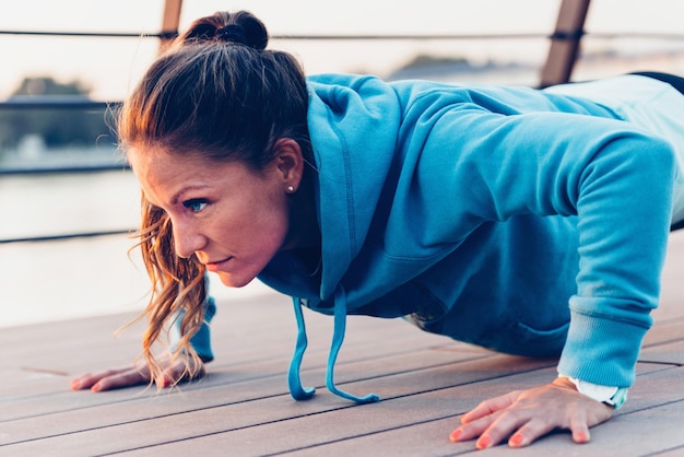 Foto mujer haciendo flexiones