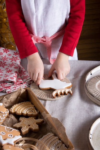 Mujer haciendo galletas de jengibre caseras