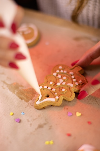 Mujer haciendo galletas de jengibre