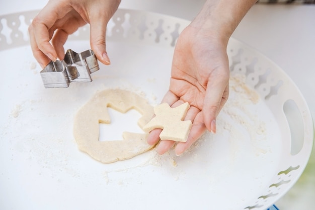 Mujer haciendo galletas de Navidad