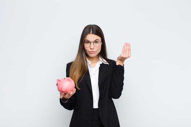 mujer haciendo gesto de dinero, diciéndole que pague sus deudas!