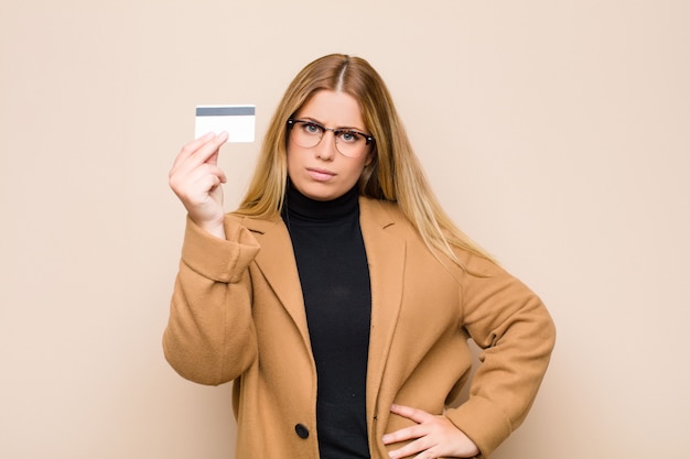 mujer haciendo gesto de dinero, diciéndole que pague sus deudas!