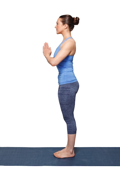 Foto mujer haciendo hatha yoga asana tadasana