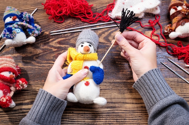 Mujer haciendo juguetes navideños artesanales