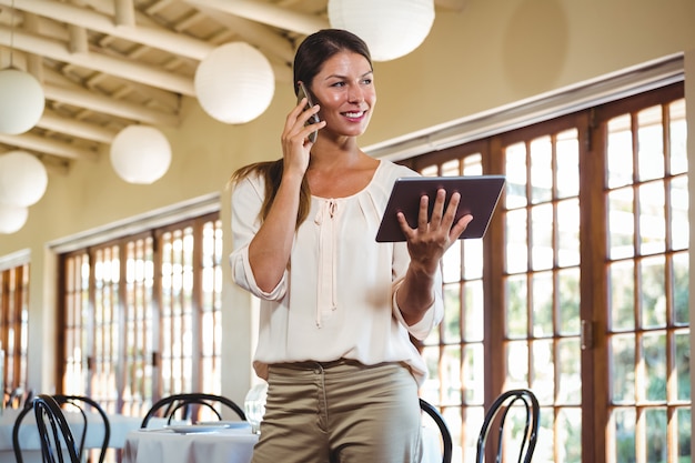 Mujer haciendo una llamada telefónica