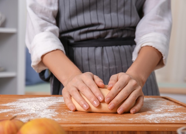 Foto mujer haciendo masa en la cocina