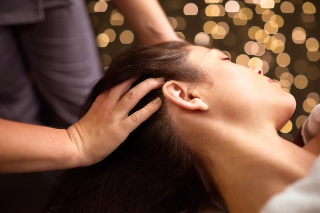 Foto mujer haciendo masaje de cabeza en el spa