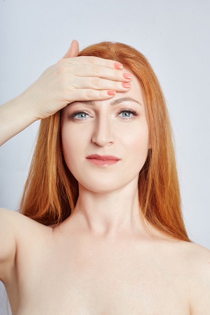 Mujer haciendo masaje facial, gimnasia, líneas de masaje y boca plástica, ojos y nariz. Técnica de masaje contra arrugas y rejuvenecimiento de la piel. , ABR