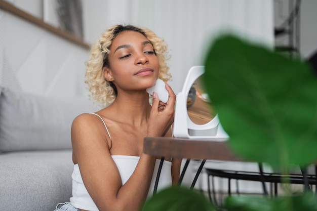 Foto mujer haciendo masaje facial de gua sha en casa rutina de cuidado de la piel de belleza matutina