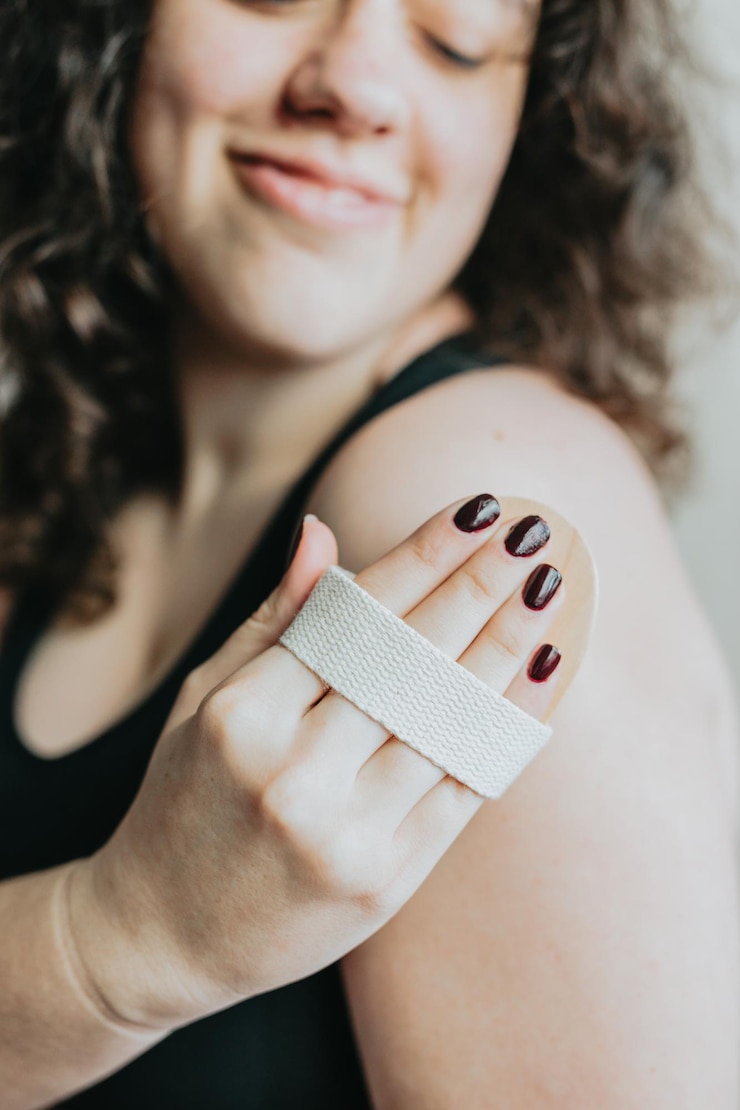 Foto mujer haciendo un masaje con un masajeador de mano de madera higiene personal y cuidado del cuerpo rituales matutinos y vespertinos tratamiento relajado anticelulítico