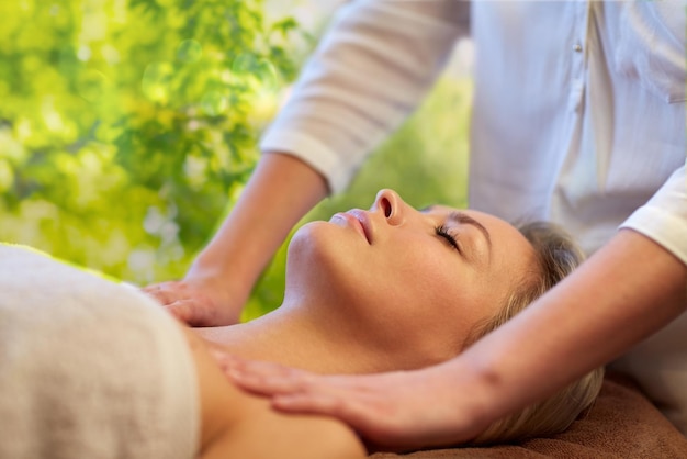 mujer haciendo masaje en el spa