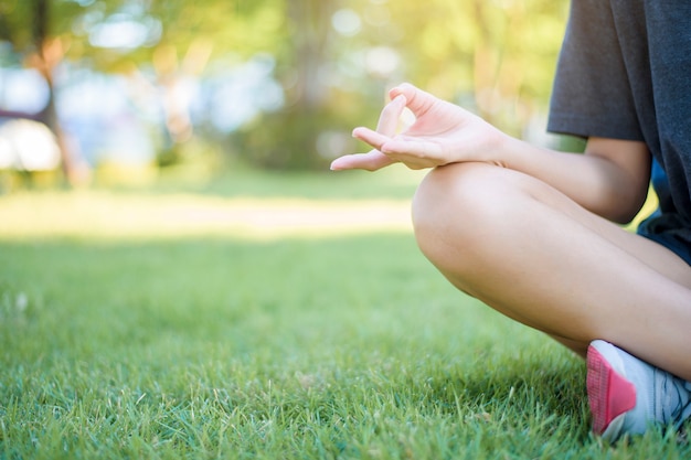 mujer haciendo meditación en el exterior