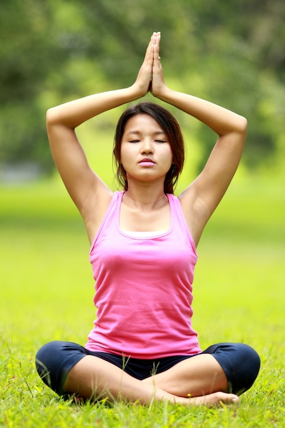 mujer haciendo meditación en la playa