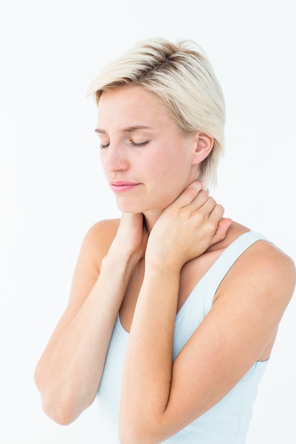 Mujer haciendo una mueca que sufre de dolor de cuello