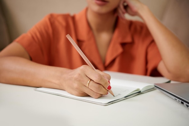 Mujer haciendo notas en cuaderno