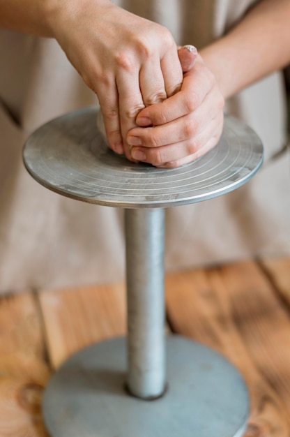 Foto mujer haciendo una olla de barro en su taller