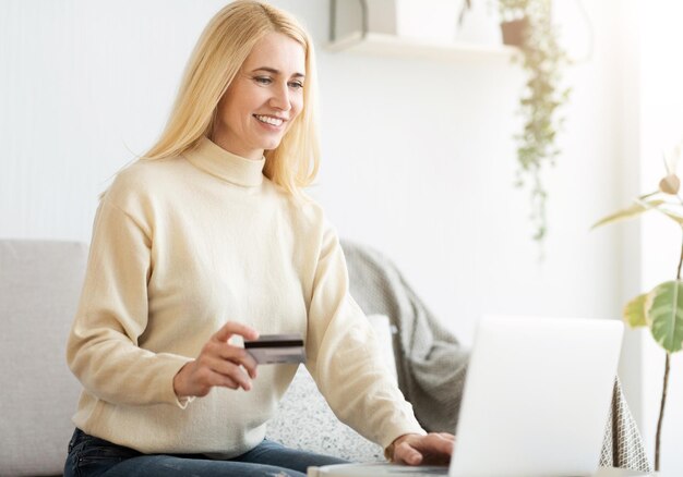 Mujer haciendo pago en línea con tarjeta de crédito