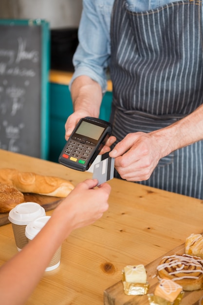 Mujer haciendo el pago con tarjeta de crédito