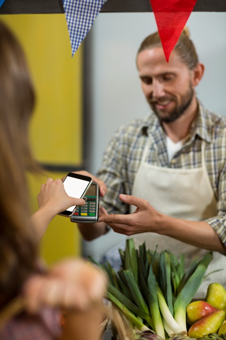 Foto mujer haciendo un pago mediante tecnología nfc