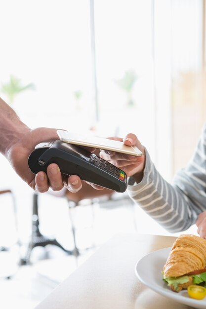 Mujer haciendo pago a través de NFC