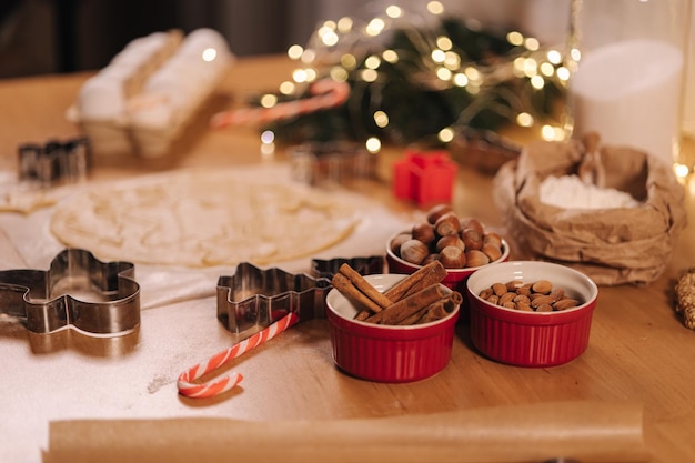 Mujer haciendo pan de jengibre en casa mujer cortando galletas de masa de jengibre Navidad y año nuevo