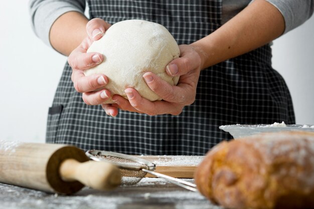 Foto mujer haciendo pan con sus manos