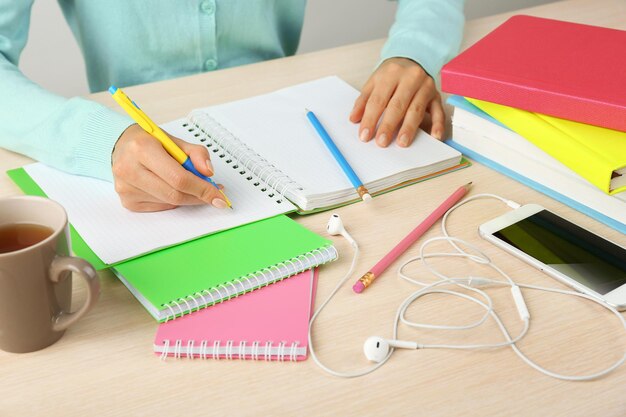 Foto mujer haciendo papeleo en el escritorio