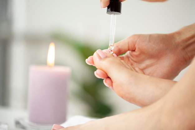 Mujer Haciendo Pedicura Cuidando Las Uñas En Casa