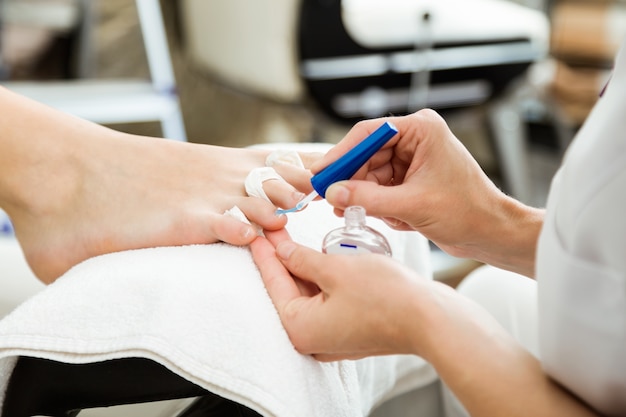 Mujer haciendo una pedicura