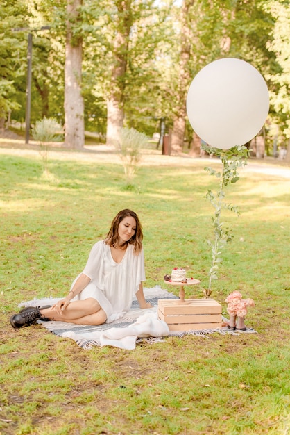 Mujer haciendo un picnic en el parque