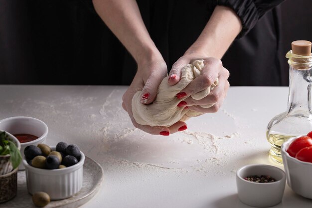 Mujer haciendo pizza, instrucciones paso a paso