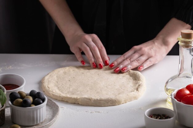 Mujer haciendo pizza, instrucciones paso a paso