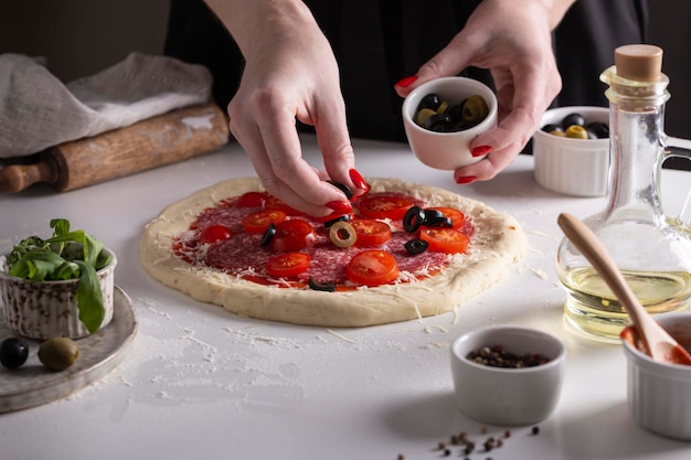 Mujer haciendo pizza, instrucciones paso a paso