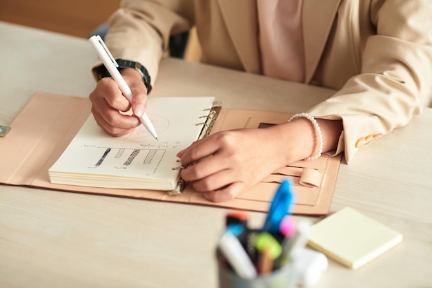 Mujer haciendo plan de negocios en la mesa