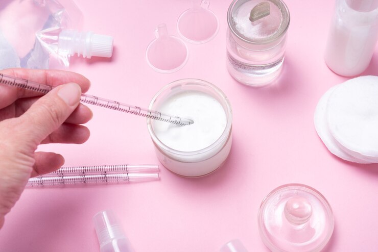Foto mujer haciendo, preparando cosméticos caseros