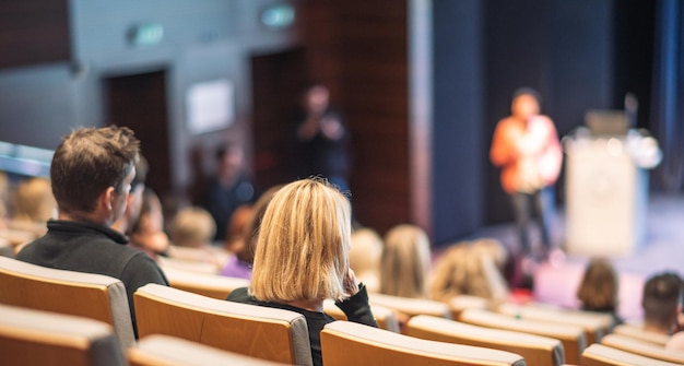 Mujer haciendo una presentación en una conferencia de negocios