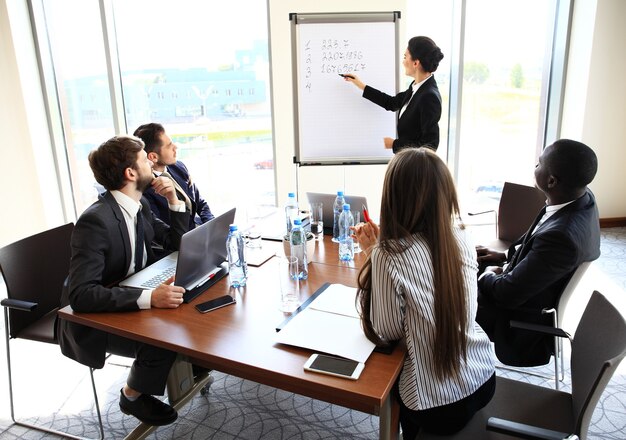 Mujer haciendo una presentación de negocios a un grupo