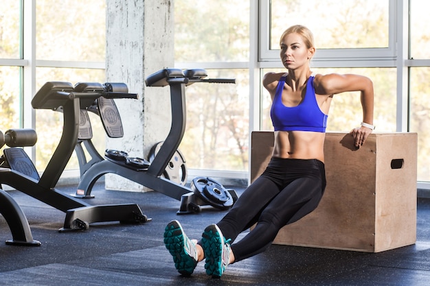 Mujer haciendo push up en cross fit coub