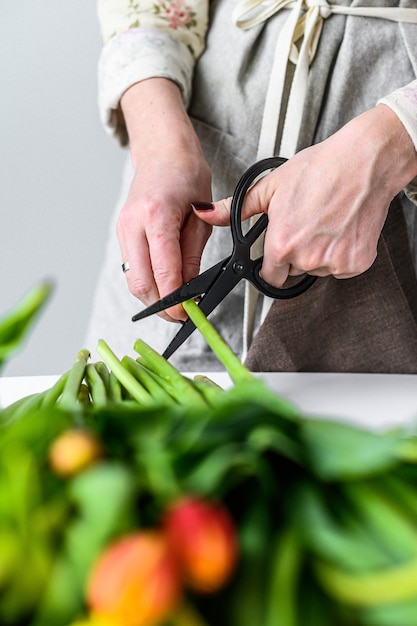 Mujer haciendo ramo de flores frescas