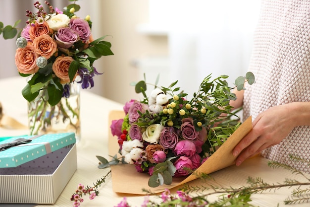 Mujer haciendo un ramo de flores