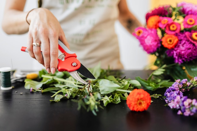 Mujer haciendo un ramo de flores