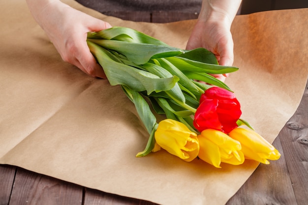 Mujer haciendo ramo de tulipanes