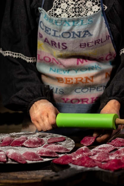 Mujer haciendo ravioles