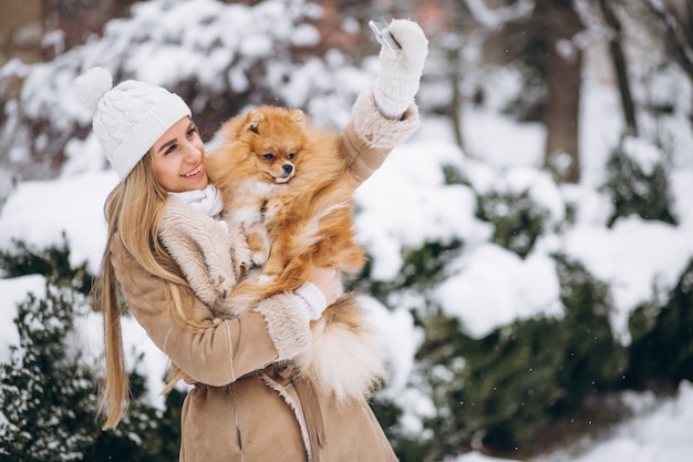 Mujer haciendo selfie con perro en invierno