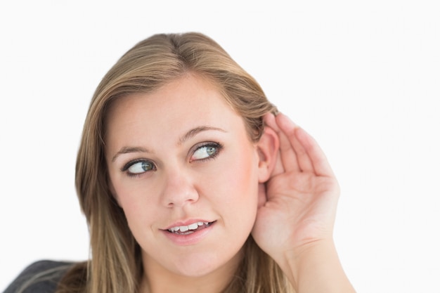 Mujer haciendo el signo de escuchar