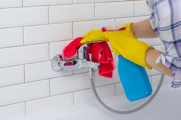 Mujer haciendo tareas en el baño en casa