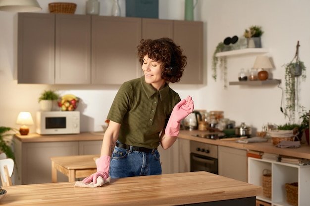 Mujer haciendo las tareas del hogar en la cocina